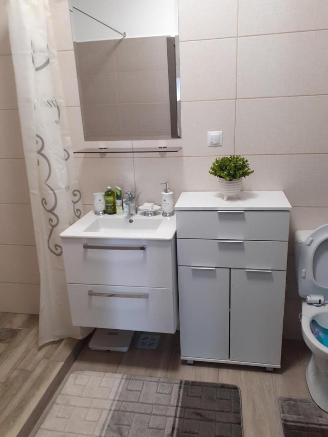 Sara Apartman Livezeni  Экстерьер фото