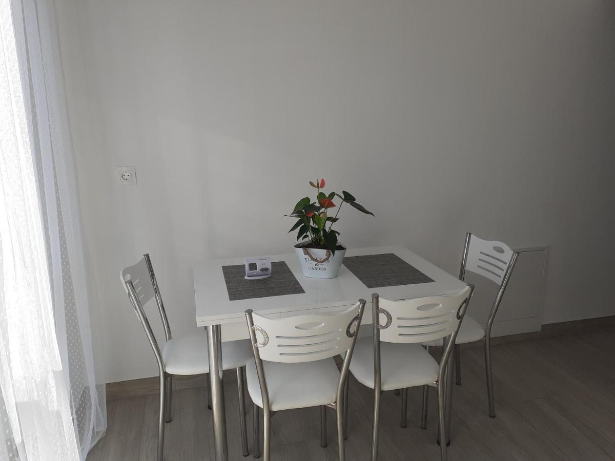 Sara Apartman Livezeni  Экстерьер фото